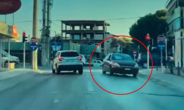 Πεύκη: Βίντεο με αυτοκίνητο που μπαίνει ανάποδα σε στενό – Τι καταγγέλλει οδηγός που το απέφυγε