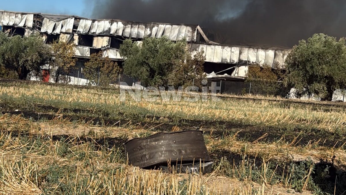 Τανάγρα: Κομμάτι του κινητήρα του Phantom βρέθηκε έξω από εργοστάσιο όπου έπιασε φωτιά μετά τη συντριβή 1 Τανάγρα: Κομμάτι του κινητήρα του Phantom βρέθηκε έξω από εργοστάσιο όπου έπιασε φωτιά μετά τη συντριβή