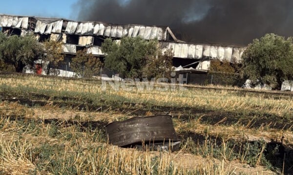 Τανάγρα: Κομμάτι του κινητήρα του Phantom βρέθηκε έξω από εργοστάσιο όπου έπιασε φωτιά μετά τη συντριβή