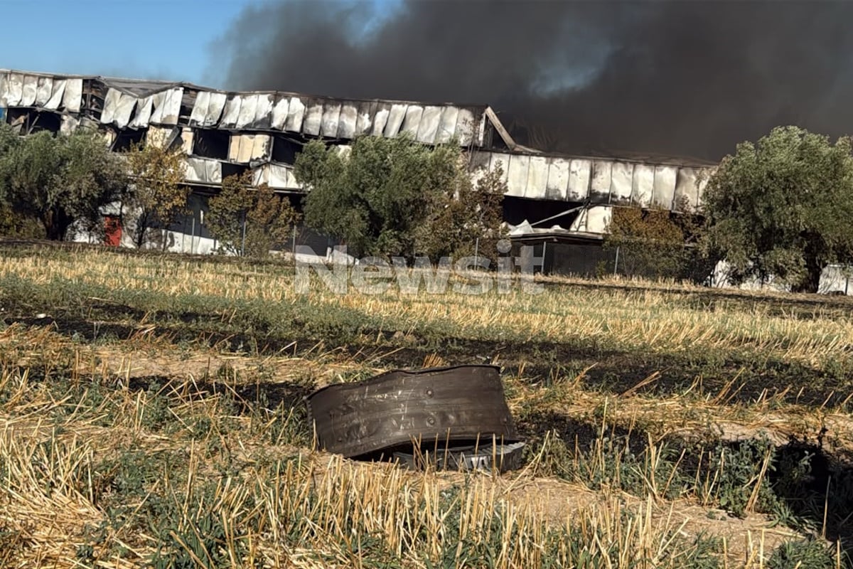 Τανάγρα: Κομμάτι του κινητήρα του Phantom βρέθηκε έξω από εργοστάσιο όπου έπιασε φωτιά μετά τη συντριβή