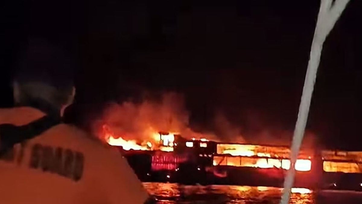 Τραγωδία στις Φιλιππίνες: Πέντε νεκροί και 87 αγνοούμενοι από πυρκαγιά σε φέρι μποτ 1 Τραγωδία στις Φιλιππίνες: Πέντε νεκροί και 87 αγνοούμενοι από πυρκαγιά σε φέρι μποτ
