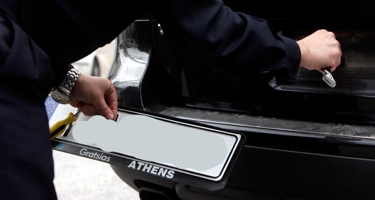 Βόλος: Σύλληψη αστυνομικού για χρήματα και επιστροφή πινακίδων 1 Βόλος: Σύλληψη αστυνομικού για χρήματα και επιστροφή πινακίδων