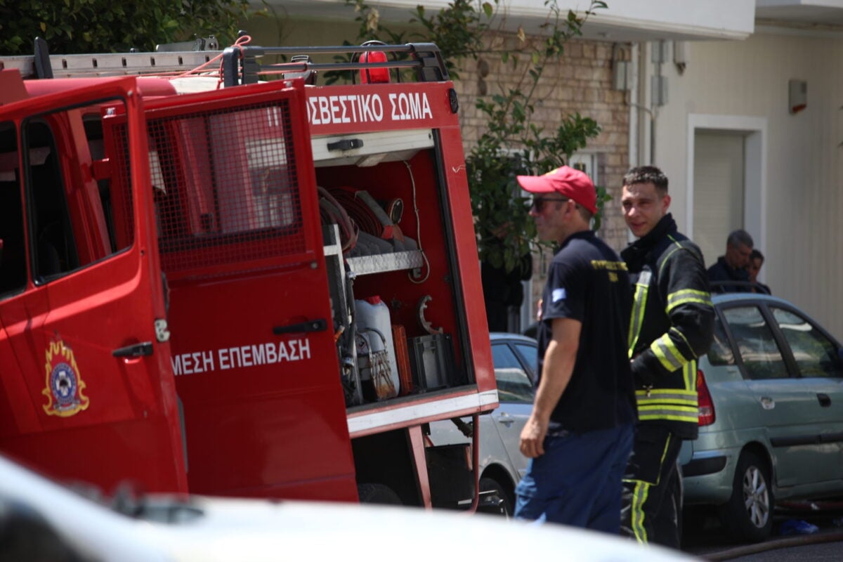 Αθήνα: Φωτιά σε εγκαταλελειμμένο κτίριο στο κέντρο – Διακόπηκε η κυκλοφορία στη Θεμιστοκλέους