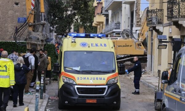 Πλάκα: Εντοπίστηκε δεύτερη σορός γυναίκας στα συντρίμμια του κτιρίου που κατέρρευσε
