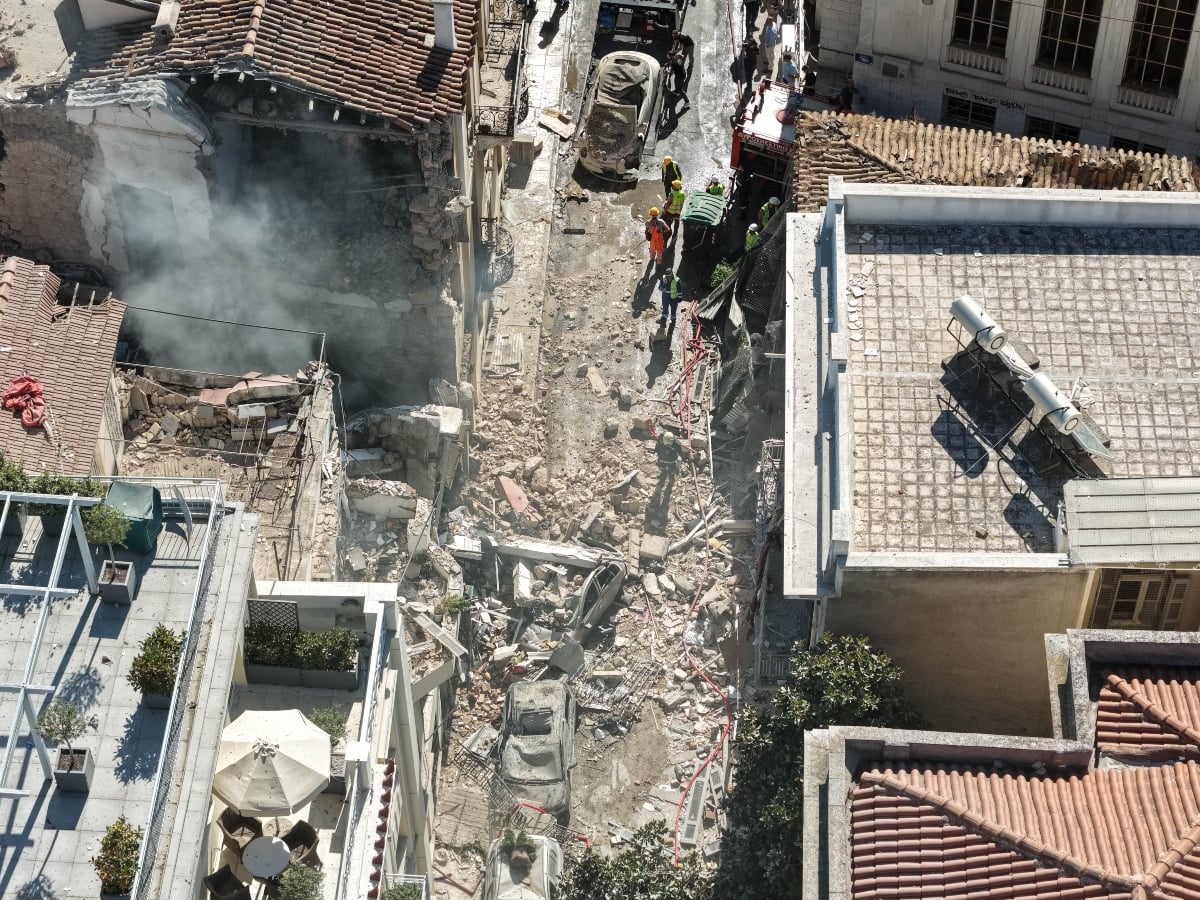 Πλάκα: Βομβαρδισμένο τοπίο θυμίζει η Λυσικράτους μετά την έκρηξη – Αγωνία για 5 άτομα, έρευνες στα συντρίμμια του κτιρίου 7 Έκρηξη στην Πλάκα