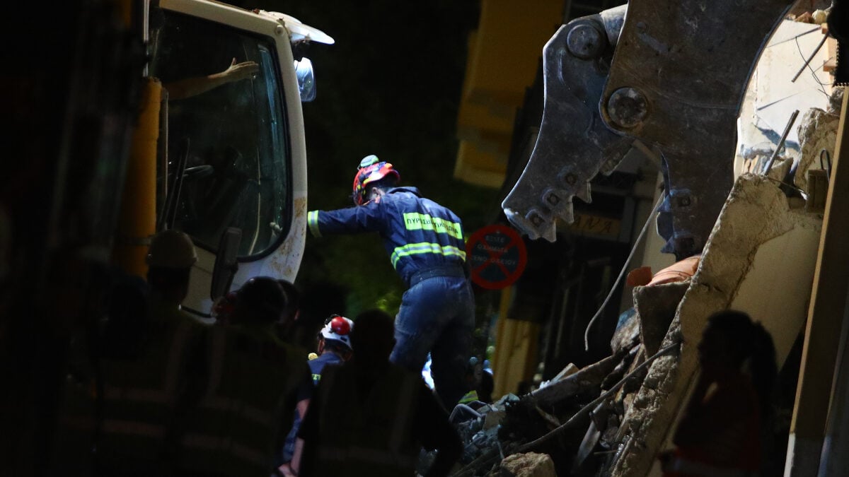 Πλάκα: Αγωνία για 4 τουρίστες στο κτίριο της έκρηξης, δεν πήγαν στη μεσημεριανή πτήση για Αμερική – Σε αναζήτηση και ηλικιωμένοι 6 Πλάκα: Αγωνία για 4 τουρίστες στο κτίριο της έκρηξης, δεν πήγαν στη μεσημεριανή πτήση για Αμερική – Σε αναζήτηση και ηλικιωμένοι
