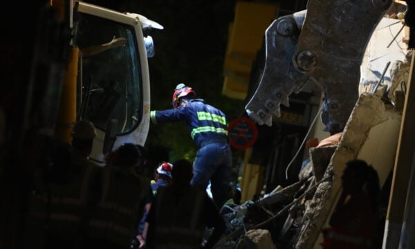 Πλάκα: Αγωνία για 4 τουρίστες στο κτίριο της έκρηξης, δεν πήγαν στη μεσημεριανή πτήση για Αμερική – Σε αναζήτηση και ηλικιωμένοι