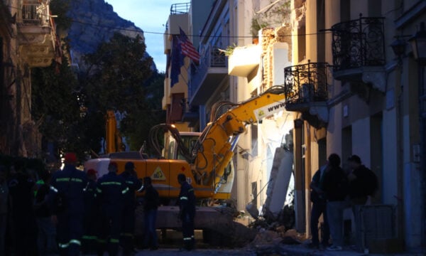 Έκρηξη στην Πλάκα: Ολονύχτια επιχείρηση για τους 6 αγνοούμενους – «Είναι ώρες αγωνίας», λέει ο Χάρης Δούκας