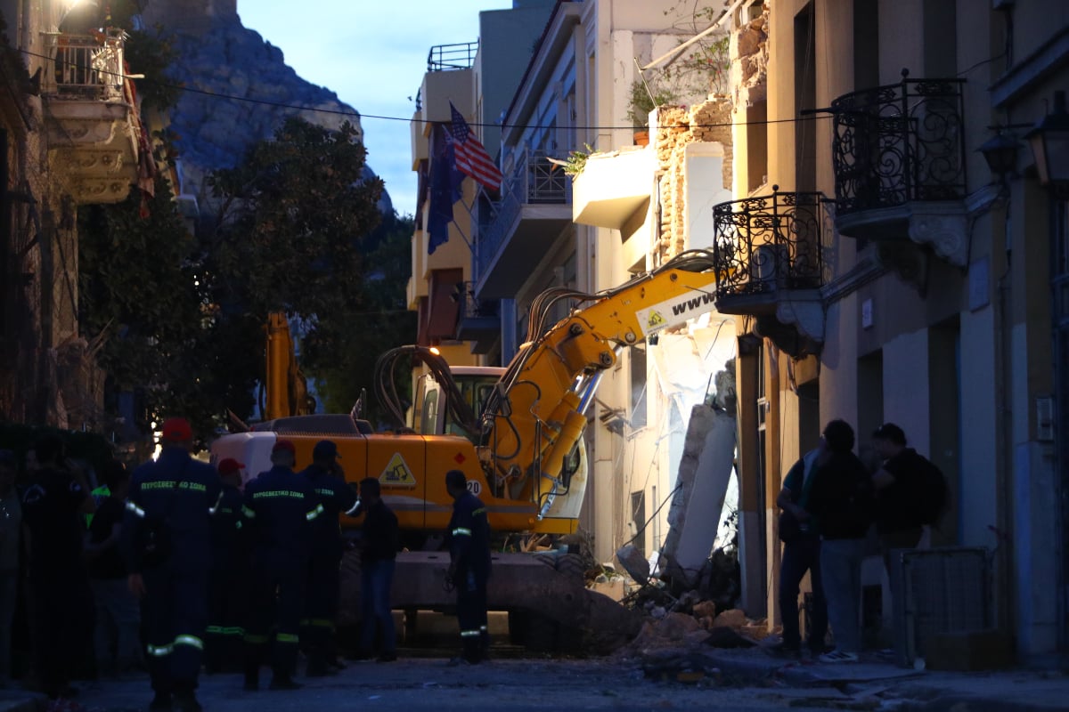 Έκρηξη στην Πλάκα: Ολονύχτια επιχείρηση για τους 6 αγνοούμενους – «Είναι ώρες αγωνίας», λέει ο Χάρης Δούκας