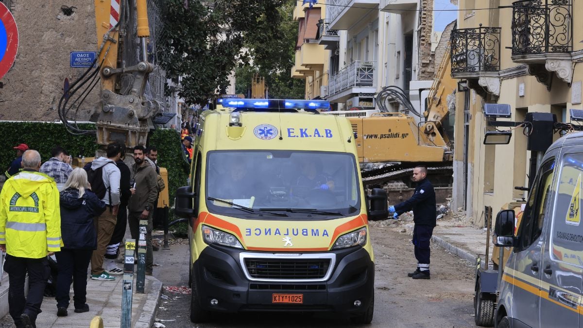 Πλάκα: Εντοπίστηκε δεύτερη σορός γυναίκας στα συντρίμμια του κτιρίου που κατέρρευσε