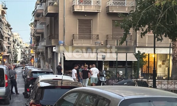 Εκρήξεις σε επιχειρήσεις σε Αχαρνών και πλατεία Αμερικής: Άγνωστοι έσπασαν τζαμαρίες και πέταξαν εμπρηστικούς μηχανισμούς