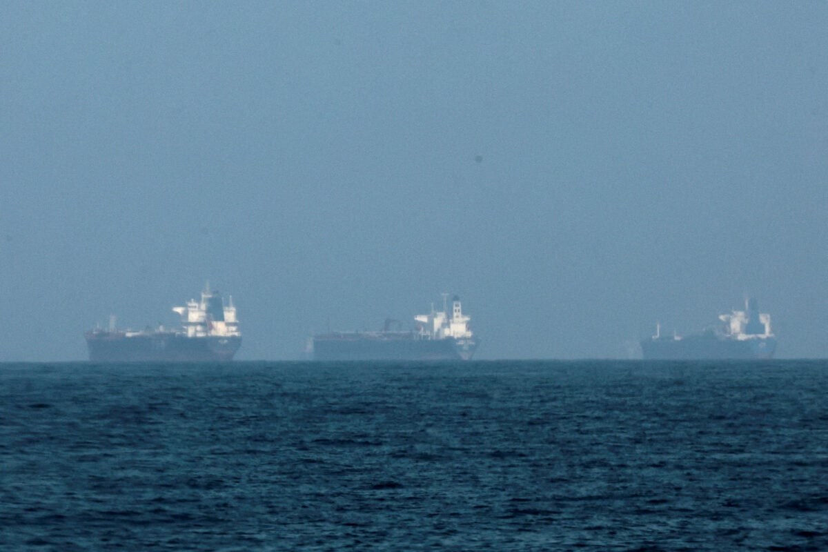 Δεξαμενόπλοιο χτυπήθηκε από πύραυλο στα Στενά του Ορμούζ, τραυματίστηκαν δύο μέλη του πληρώματος