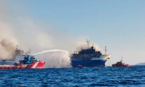 BLUE CARRIER 2: Επιχείρηση για να μη βυθιστεί το πλοίο μετά τη φωτιά – Σε ετοιμότητα τα μέσα απορρύπανσης
