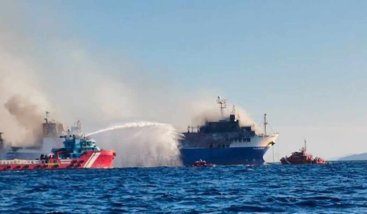 BLUE CARRIER 2: Επιχείρηση για να μη βυθιστεί το πλοίο μετά τη φωτιά – Σε ετοιμότητα τα μέσα απορρύπανσης