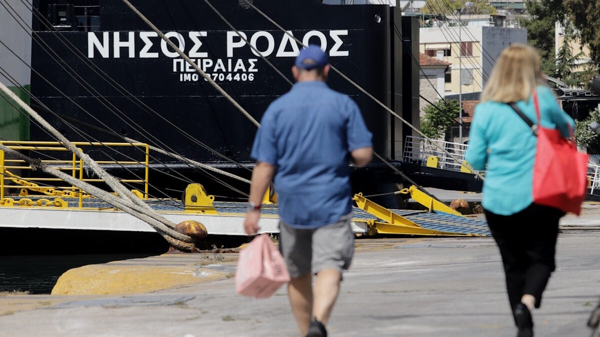 Βλάβη στον καταπέλτη του «Νήσος Ρόδος» λίγο πριν αναχωρήσει από τον Πειραιά 1 Βλάβη στον καταπέλτη του «Νήσος Ρόδος» λίγο πριν αναχωρήσει από τον Πειραιά