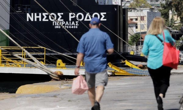 Βλάβη στον καταπέλτη του «Νήσος Ρόδος» λίγο πριν αναχωρήσει από τον Πειραιά