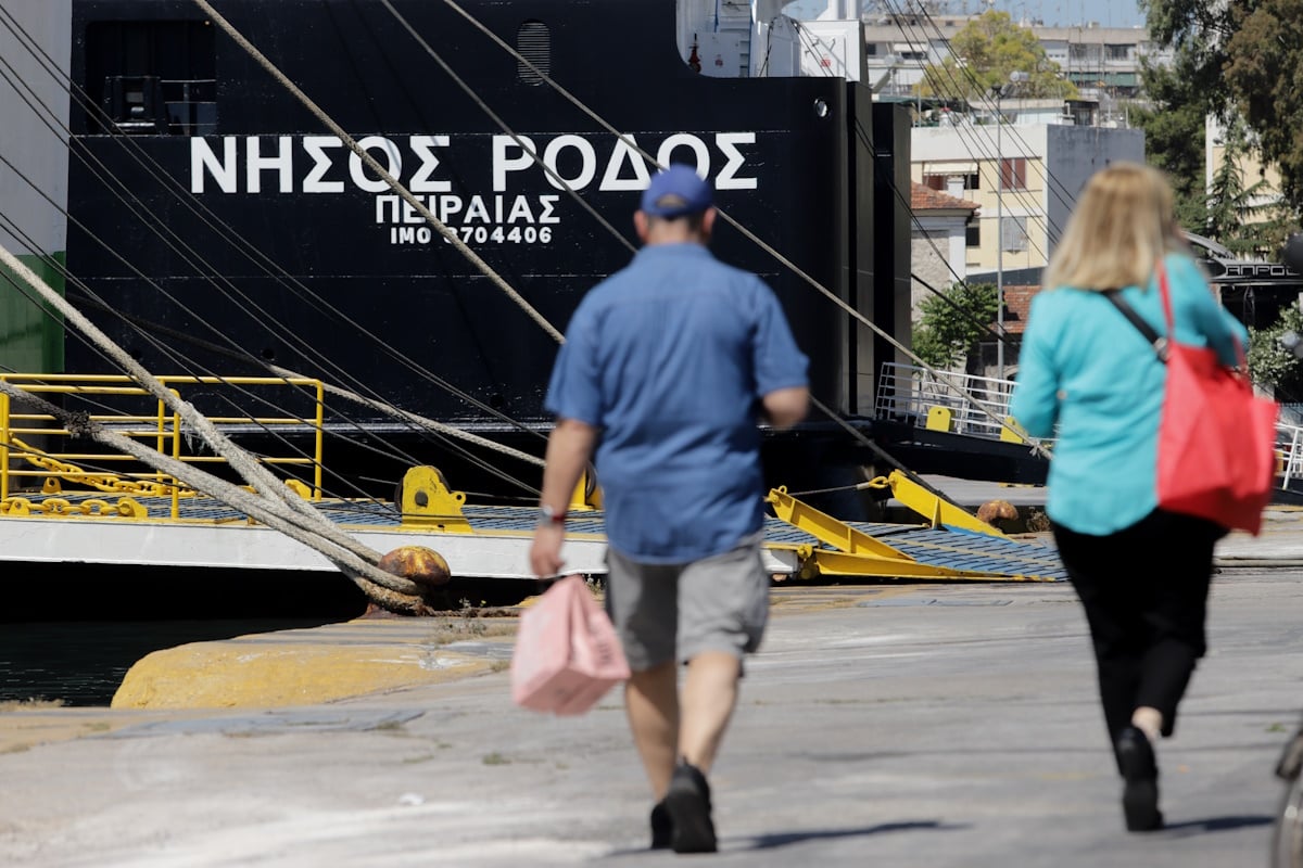 Βλάβη στον καταπέλτη του «Νήσος Ρόδος» λίγο πριν αναχωρήσει από τον Πειραιά