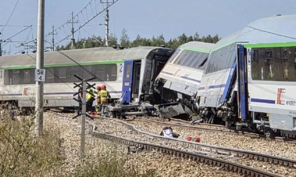 Σιδηροδρομική τραγωδία στην Πολωνία: Τρένο συγκρούστηκε με μπετονιέρα και εκτροχιάστηκε – Μία νεκρή και 20 τραυματίες