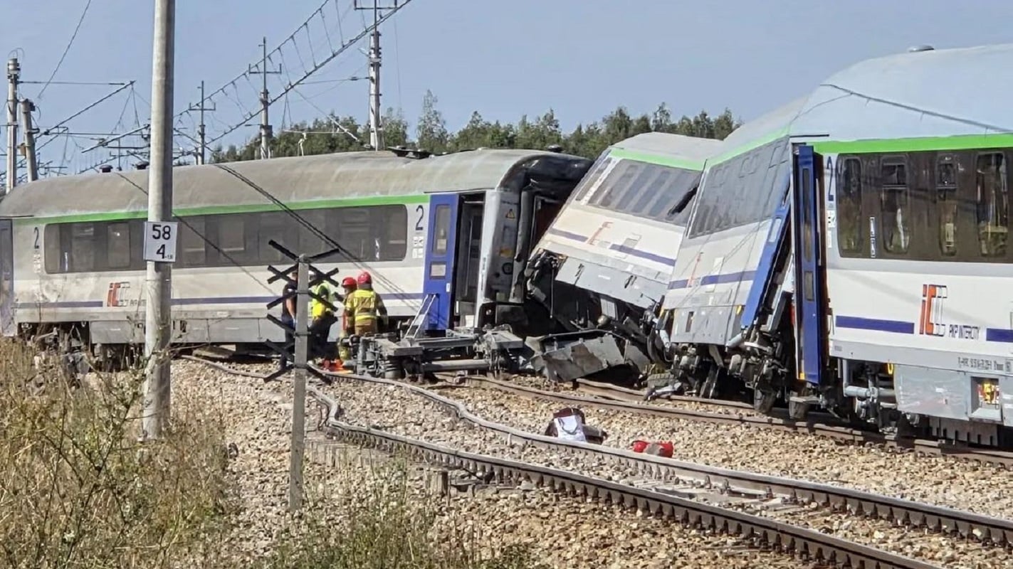 Σιδηροδρομική τραγωδία στην Πολωνία: Τρένο συγκρούστηκε με μπετονιέρα και εκτροχιάστηκε – Μία νεκρή και 20 τραυματίες