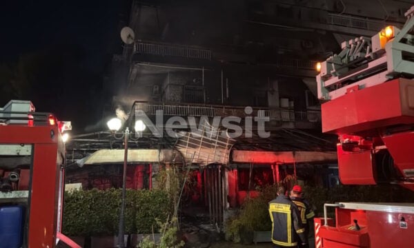Νέα Ιωνία: Μεγάλη πυρκαγιά σε πολυκατοικία που άρχισε από καφετέρια – Ένοικοι απεγκλωβίστηκαν