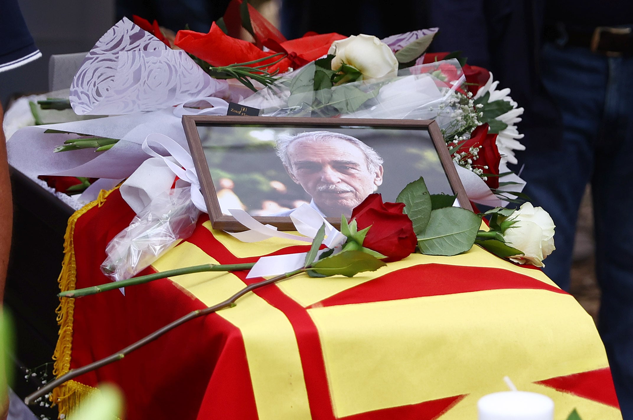 Πολιτική κηδεία Σπύρου Χαλβατζή: «Έζησες για έναν κόσμο που δεν πρόλαβες να δεις, αλλά πίστεψες βαθιά ότι θα έρθει» – ΦΩΤΟ