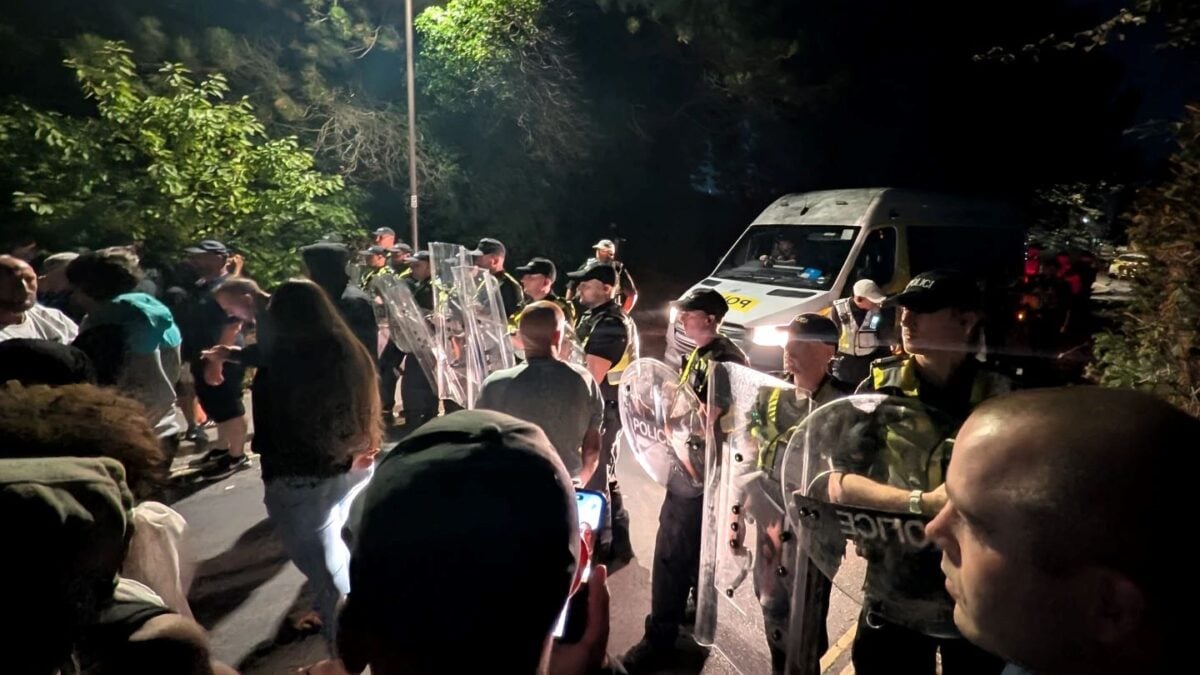 Πόρτσμουθ: Διαδηλωτές επιχείρησαν να μπλοκάρουν την αποβίβαση μεταναστών – Η κυβέρνηση κάνει λόγο για «συμπεριφορά τραμπούκων» 1 Πόρτσμουθ: Διαδηλωτές επιχείρησαν να μπλοκάρουν την αποβίβαση μεταναστών – Η κυβέρνηση κάνει λόγο για «συμπεριφορά τραμπούκων»