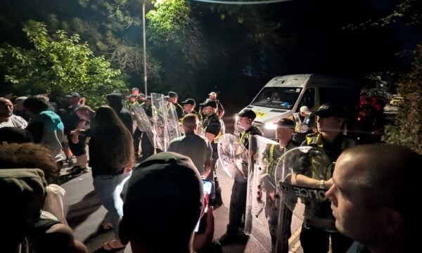Πόρτσμουθ: Διαδηλωτές επιχείρησαν να μπλοκάρουν την αποβίβαση μεταναστών – Η κυβέρνηση κάνει λόγο για «συμπεριφορά τραμπούκων»
