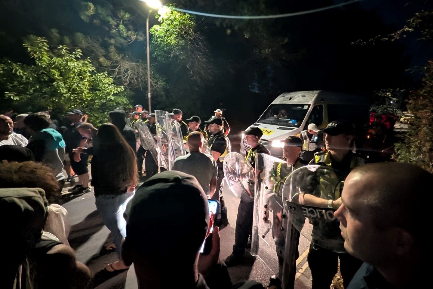Πόρτσμουθ: Διαδηλωτές επιχείρησαν να μπλοκάρουν την αποβίβαση μεταναστών – Η κυβέρνηση κάνει λόγο για «συμπεριφορά τραμπούκων»