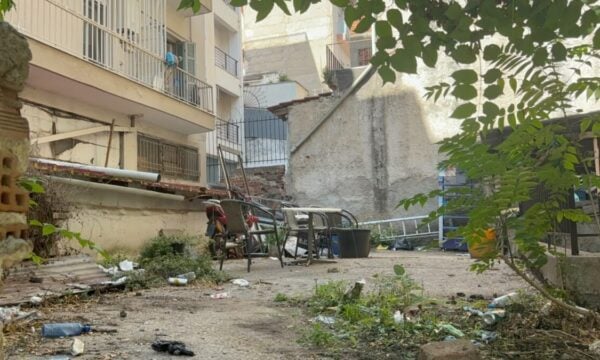 Θεσσαλονίκη: 13χρονη έπεσε από τον 5ο όροφο – Αδερφός της: «Θα κάνει χειρουργείο, χτύπησε τη σπονδυλική στήλη»