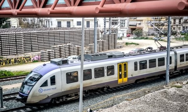 Κόρινθος: Άνδρας ανασύρθηκε χωρίς τις αισθήσεις του από συρμό Προαστιακού