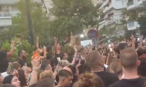 Ανατριχίλα στη Νίκαια: Με μια φωνή τραγούδησαν το «Ώρες Μικρές» για τον Μαζωνάκη