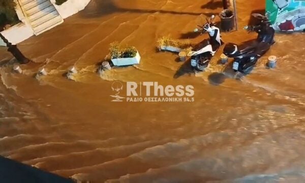 Άνοιξαν οι ουρανοί για ακόμα ένα βράδυ στην Θεσσαλονίκη