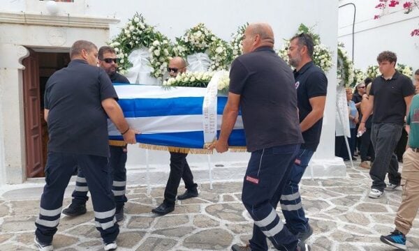 Αντίπαρος: Σύσσωμες οι Κυκλάδες είπαν το ύστατο αντίο στον Αναστάσιο Φαρούπο – Πόνος και θλίψη στην εξόδιο ακολουθία