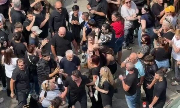 Από την στιγμή που ο Νίκος Οικονομόπουλος περνά μέσα από το συγκεντρωμένο πλήθος στη Νίκαια