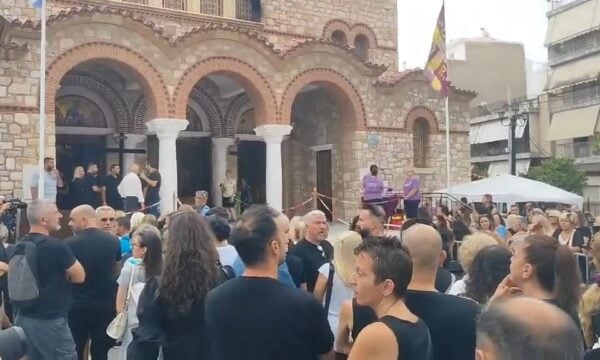 Αποχαιρετούν τον Γιώργο Μαζωνάκη: Κόσμος συγκεντρώνεται στην Αγία Τριάδα Νίκαιας