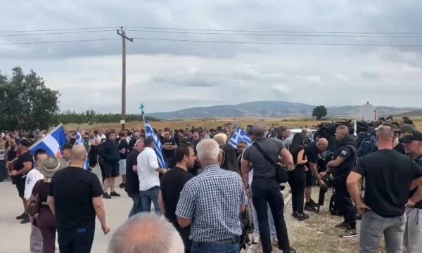 Αποφυλάκιση Ηλία Κασιδιάρη: Υποστηρικτές του περιμένουν να βγει από τη φυλακή του Δομοκού