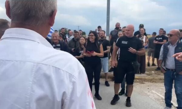 Αποφυλάκιση Κασιδιάρη: Ο αδελφός του εισέρχεται στη φυλακή του Δομοκού για να τον αναλάβει