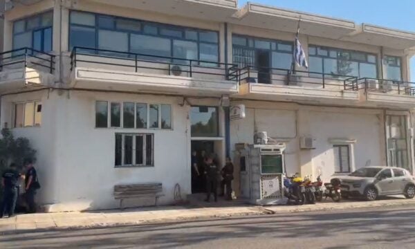ΑΤ Μάνδρας: Σοβαρά τραυματίας ο άνδρας που πυροβολήθηκε από αστυνομικό μετά από επίθεση με μαχαίρι
