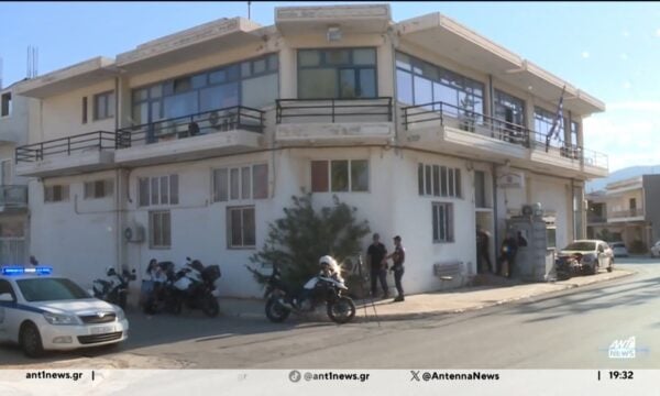 Εισβολή στο Α.Τ. Μάνδρας – Άνδρας σε αμόκ επιτέθηκε με μαχαίρι σε αστυνομικούς