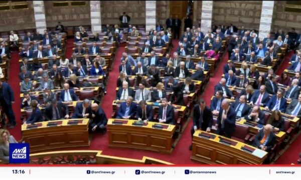 “Επιχείρηση” Κασιδιάρη για έμμεση εκπροσώπηση: Σφοδρή πολιτική αντιπαράθεση για τις δηλώσεις του Γ. Μανούσου