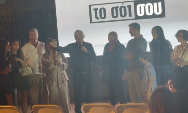 Γιώργος Γιαννόπουλος: Ιπποτική κίνηση και αποθέωση των δημιουργών του «Σόι σου»