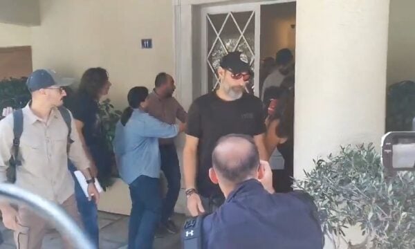 Γιώργος Μαζωνάκης: Φακέλους και σακούλες κατέσχεσαν οι Αρχές από το ιατρείο του Κολωνακίου