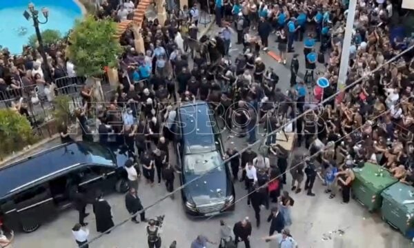 Γιώργος Μαζωνάκης: Ξεκινά για το Γ’ Νεκροταφείο η πομπή