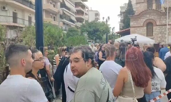 Γιώργος Μαζωνάκης: Μεγάφωνα με τα τραγούδια του έξω από την εκκλησία – Πλήθος κόσμου στη Νίκαια