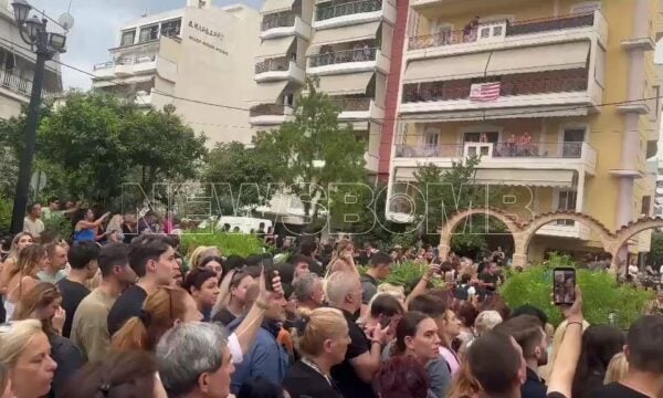 Γιώργος Μαζωνάκης: Μεγάφωνα με τα τραγούδια του έξω από την εκκλησία