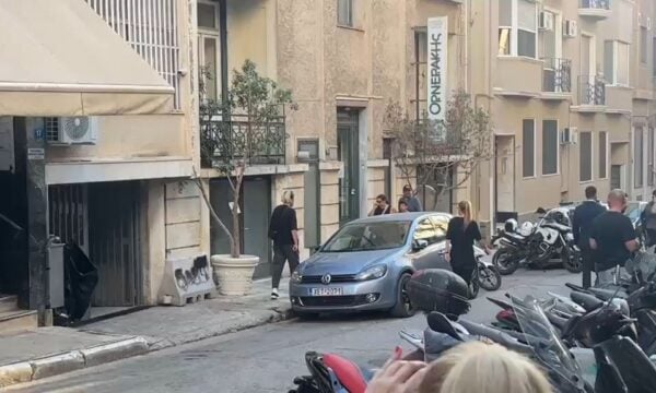 Γιώργος Μαζωνάκης: Οι αδελφές του αποχωρούν από το αστυνομικό Τμήμα Κυψέλης