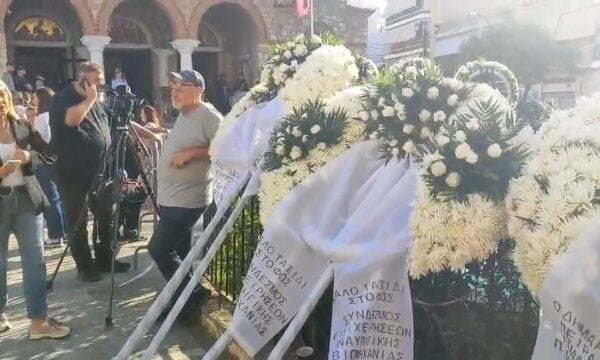 Γιώργος Μαζωνάκης:Πλήθος κόσμου έξω από τον Ιερό Ναό λίγες ώρες πριν την κηδεία – Στεφάνια για τον τραγουδιστή