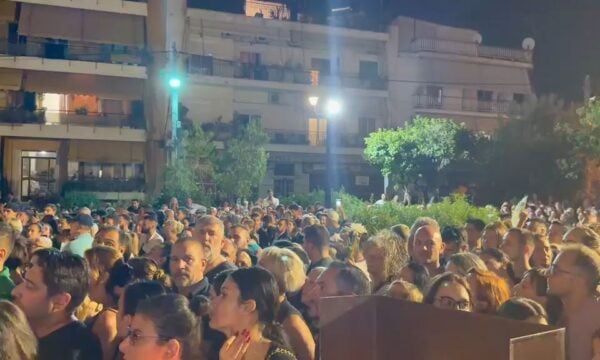Γιώργος Μαζωνάκης: Το «Σάββατο» τραγουδούν οι χιλιάδες θαυμαστές του που περιμένουν υπομονετικά για το «τελευταίο αντίο»