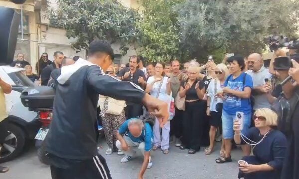 Γιώργος Μαζωνάκης: Τον αποχαιρετούν χορεύοντας ζεϊμπέκικο με το τραγούδι του «η ζωή μου βήμα»