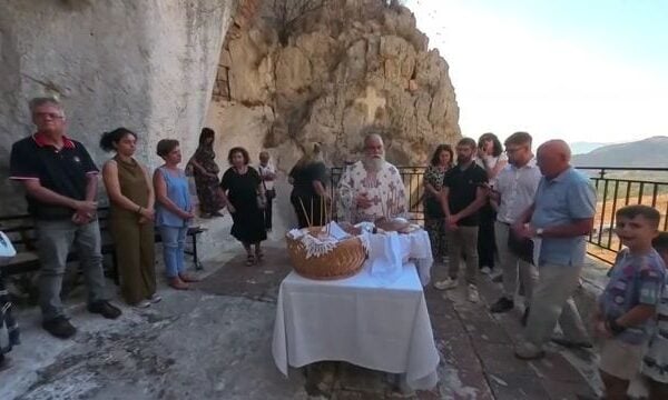 Γιορτάζει το εκκλησάκι της Παναγίας που βρίσκεται ανάμεσα στα απόκρημνα βράχια της Καραθώνας